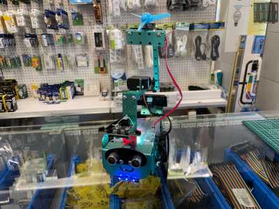 Circuiti che servono a far muovere numerosi oggetti robotici, come quella sofisticata �macchinina� in grado di captare gli incendi Donato ci mostra. �Questo � un gioiellino dell�elettronica � conclude con orgoglio il negoziante �. Provate ad andare in tutti i centri commerciali di Bari: non lo troverete mai�